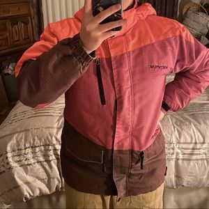 Manteau d’hiver à rayures orange flash, rose et noir